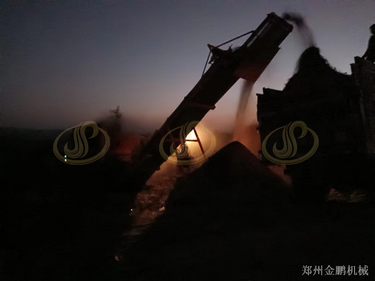 郑州金鹏特大型木材粉碎机在大型料场高产量连续作业中的应用